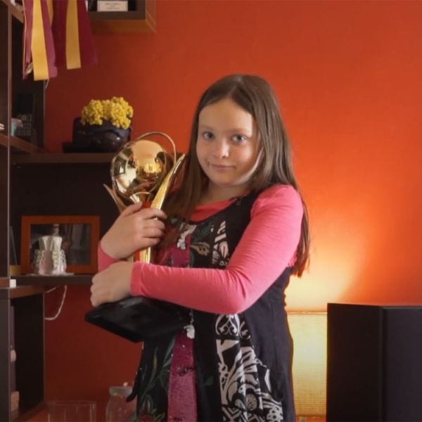 Helena drži pehar sa izložbe mačaka