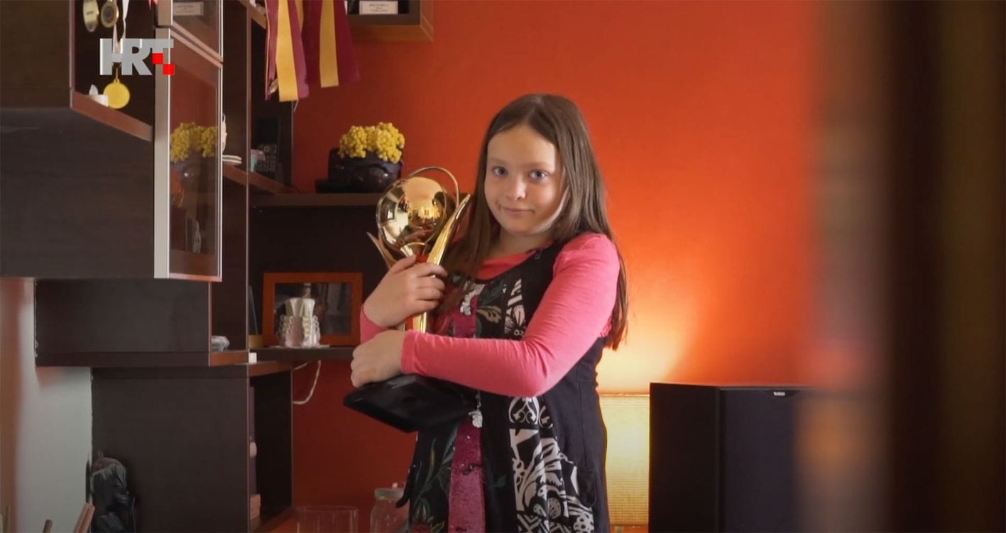 Feature image Helena drži pehar sa izložbe mačaka