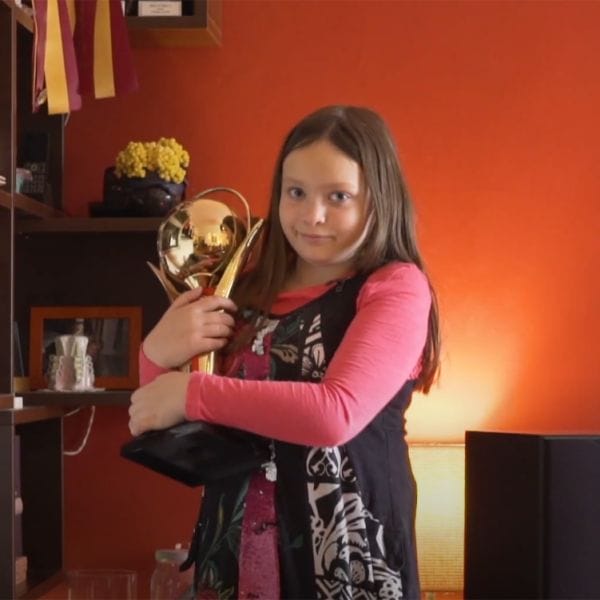 Helena drži pehar sa izložbe mačaka